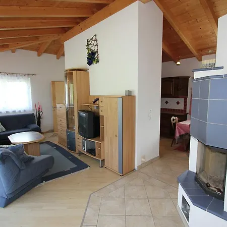 Cozy Chalet With Balcony In בקתה